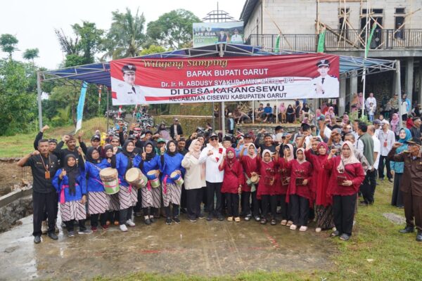 Bupati Garut Tinjau Ruas Jalan Panggalih-Karangsewu dan Letakkan Batu Pertama GOR Desa